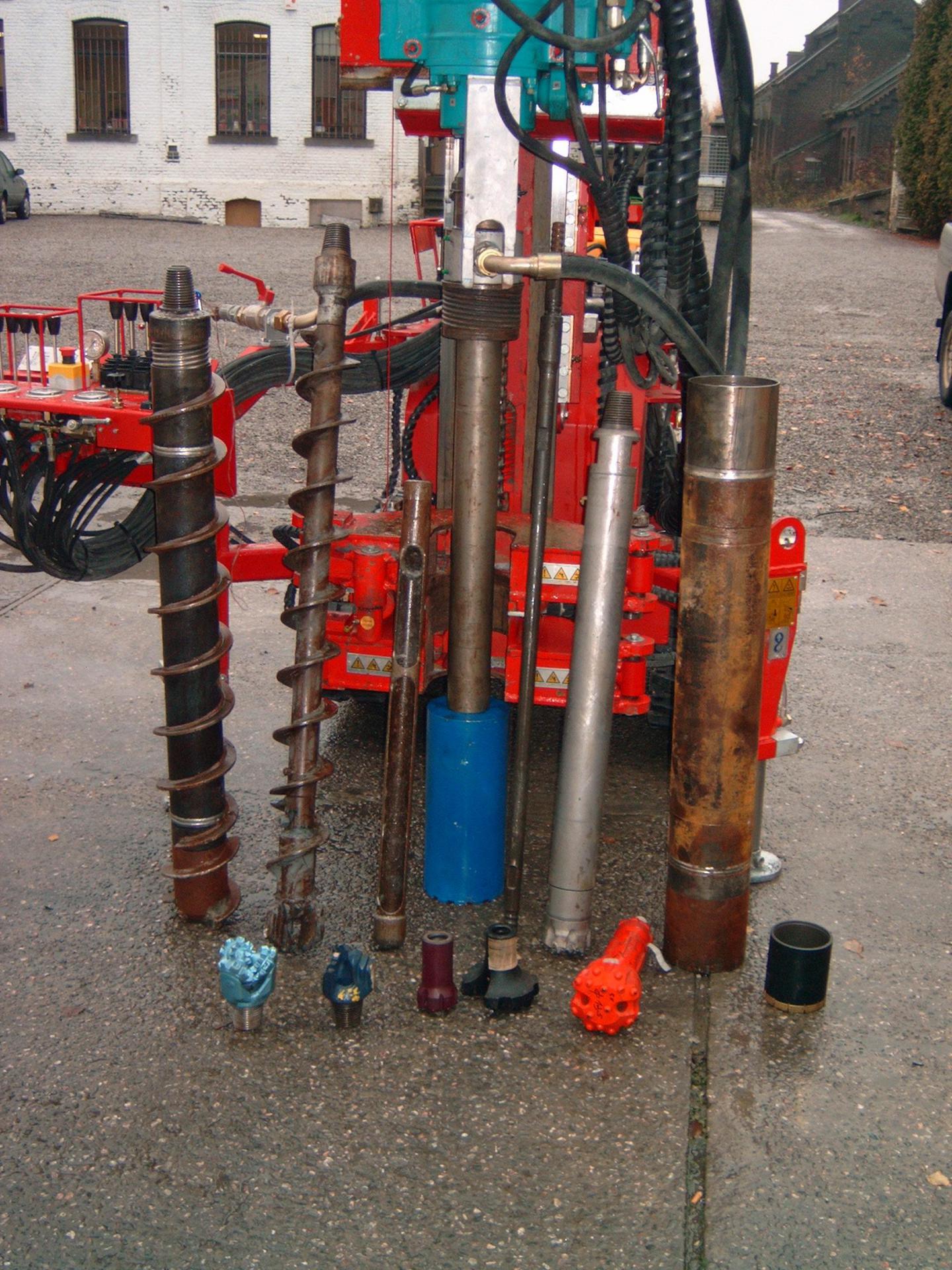 Machine with rotating head combined with an out-the-hole hammer capable of drilling with different tools: augers, down-the-hole hammers, CFH or ECS casings, sampling of undisturbed samples